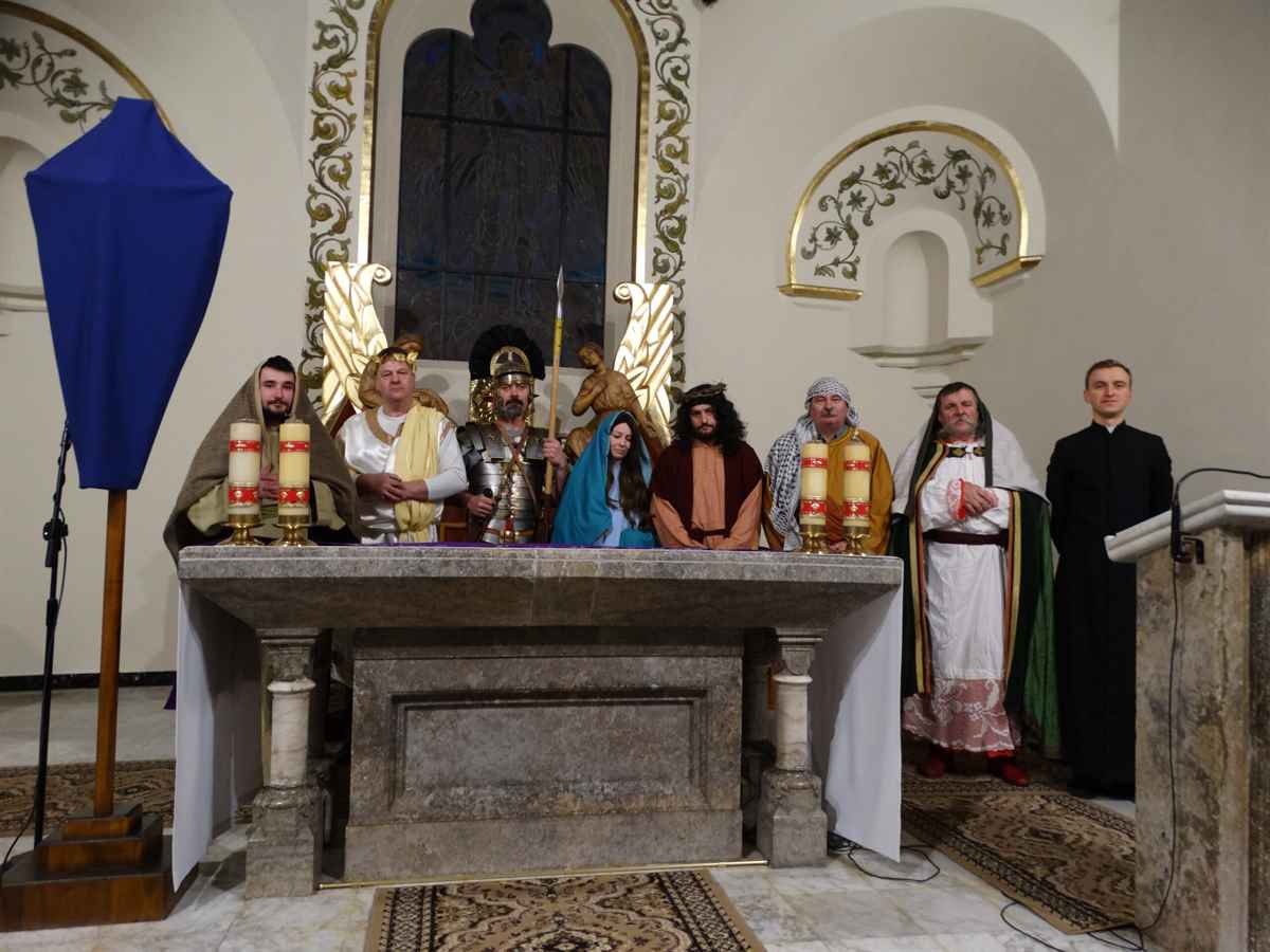 grupa-rekonstrukcyjna-samodzielny-oddzial-jana-karola-chodkiewicza-podczas-liturgii-slowa-niedzieli-palmowej